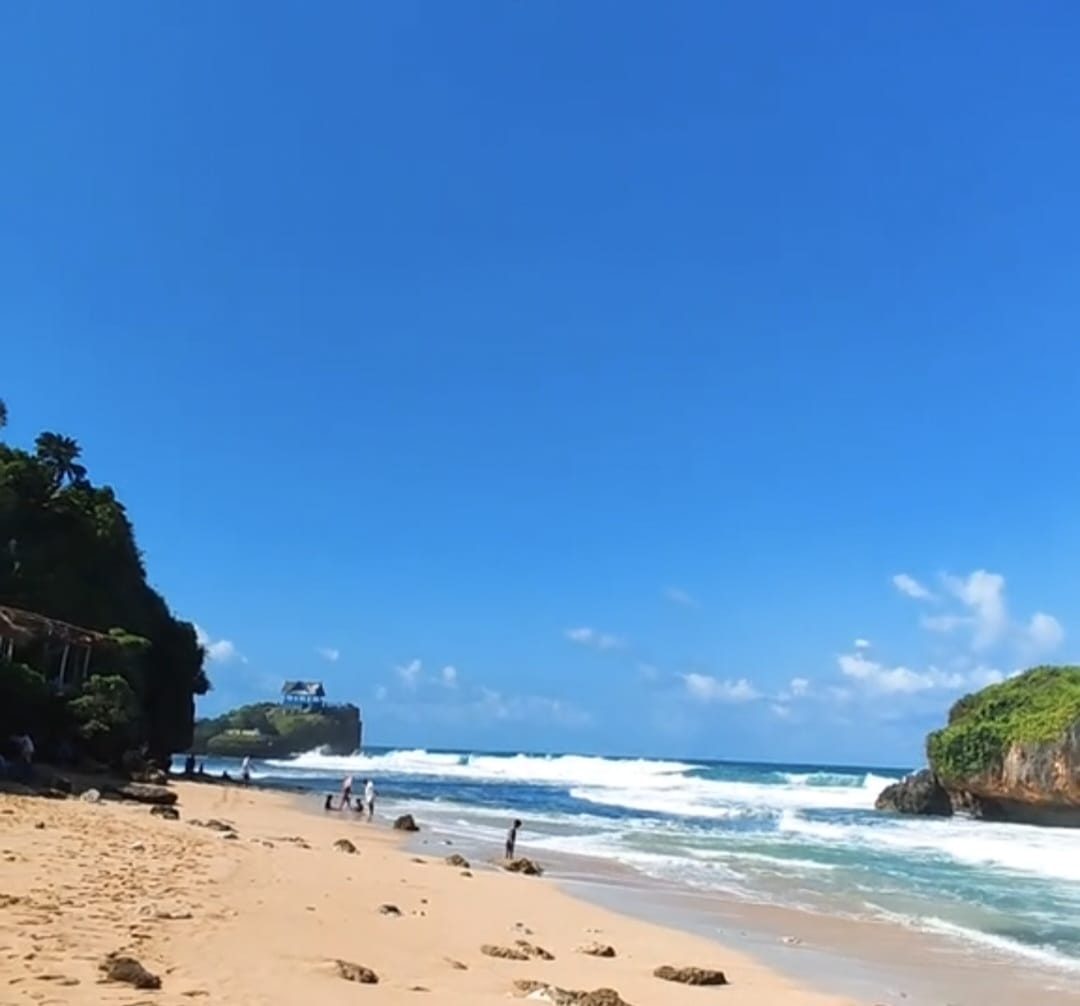 Di Mana Lautan Bercerita Tentang Letting Go dan Sunset yang Tak Pernah Sama